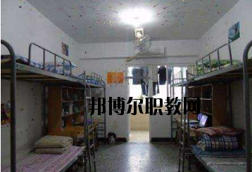 不同的同學(xué)對學(xué)校的宿舍期待是不一樣的。有的同學(xué)希望宿舍有空調(diào)，有的同學(xué)認(rèn)為這并不重要。有的同學(xué)希望寢室有書桌等供自己學(xué)習(xí)的條件，而有的同學(xué)則認(rèn)為寢室只是用來休息的。一千個人的眼中有一千個哈姆雷特，在對一件事情進(jìn)行考評的時候，同學(xué)們可以結(jié)合自己的實際需要來看，而非人云亦云。  定南中等專業(yè)學(xué)校宿舍條件 學(xué)校宿舍算是比較不錯的了，生活設(shè)施齊全，可以滿足同學(xué)們的大部分需求，配有衛(wèi)生間、空調(diào)、熱水等設(shè)施，通風(fēng)、采光條件也較好。  定南中等專業(yè)學(xué)校辦學(xué)條件 定南中等專業(yè)學(xué)校地處贛粵門戶——定南，建辦于1958年，占地面積135畝，校舍建筑面積2.5萬平方米，辦學(xué)規(guī)模可容納近2000人使用。學(xué)校師資力量雄厚，擁有高級職稱以上教師若干人。  定南中等專業(yè)學(xué)校概況 定南中專是我縣唯一一所培養(yǎng)技能型人才的中等專業(yè)學(xué)校，現(xiàn)開設(shè)了學(xué)前教育、電子技術(shù)應(yīng)用、模具制造技術(shù)、汽車運(yùn)用與維修、“三校生”高考、旅游服務(wù)與管理等六大特色專業(yè)。學(xué)校各專業(yè)設(shè)備先進(jìn)，現(xiàn)有現(xiàn)代化汽車二級維護(hù)、幼兒情境模擬、電子電拖、模具制造、程序控制等29間實訓(xùn)教室，擁有紙質(zhì)藏書近10萬冊，電子藏書超過20萬冊，所有教室裝備了錄播一體、信息化教學(xué)設(shè)備，實現(xiàn)了校園智慧化管理。  小編總結(jié) 看過學(xué)校的宿舍條件以后，不知道大家覺得定南中等專業(yè)學(xué)校的宿舍是否滿足了自己的預(yù)期呢?我們可以了解到，這所學(xué)校的宿舍算是比較不錯的了，生活設(shè)施齊全，可以滿足同學(xué)們的大部分需求，配有衛(wèi)生間、空調(diào)、熱水等設(shè)施，通風(fēng)、采光條件也較好。