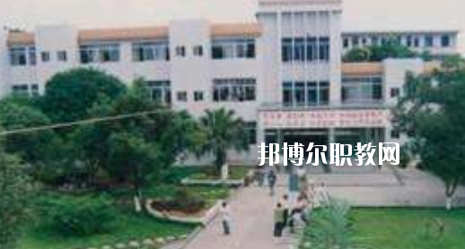 柳州市衛(wèi)生學校2020年報名條件、招生要求、招生對象 
