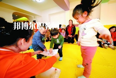 隨著二胎政策的放寬，我國新生兒的數(shù)量明顯增多，這也說明，在未來的很長一段時間里，幼師都是一個非常受歡迎的行業(yè)，而四川是座發(fā)展迅速，有深厚文化底蘊的城市，自然是受到很多同學喜愛，近日，就會問小編關于四川讀幼師學校好不好?那接下來，小編就給大家介紹一下四川幼師學校，如果你有更多疑問，歡迎點擊右側的咨詢欄與我們交流。  四川讀幼師的就業(yè)前景 就業(yè)容易，畢業(yè)學生不愁“嫁”盡管當前就業(yè)形勢嚴峻，各地大學生就業(yè)難度大，但許多城市的學前教育專業(yè)畢業(yè)生并未受影響，反而逆勢上漲，待遇也比往年有所提高。近年來，由于幼兒園發(fā)展的需要，很多單位幼兒教師奇缺，連男老師也變得搶手起來。學前、初教專業(yè)畢業(yè)生不愁“嫁”，甚至有很多幼教機構到學校預約、搶簽畢業(yè)生，幼教人才受歡迎程度可見一斑。  四川讀幼師的優(yōu)勢 幼教項目的穩(wěn)定性強，不受市場沖擊，打造終身產(chǎn)業(yè)?，F(xiàn)階段，無論是從國家教育改革發(fā)展的全局出發(fā)，還是從目前有關民辦學前教育的法律法規(guī)政策等方面來看，民辦學前教育發(fā)展?jié)摿Χ际志薮蟆Ｆ浯?，成就子女未來。選擇了幼教工作，可以讓我們更懂得如何教育子女，對自己未來孩子接收良好的家庭教育有著十分重要的促進作用。女性投身幼教行業(yè)后，長期接受最先進的幼教理念和適合中國幼兒的各類課程，繼而在對自己子女的教育觀念和方法上也會更科學，為孩子今后的發(fā)展奠定更好的基礎。  德陽科貿職業(yè)學院幼師升學班學前教育專業(yè)介紹 本專業(yè)順應國家“幼有所育”學前教育決策和學前教育專業(yè)人才極度短缺的社會需求而設，是一個綜合性較強的專業(yè)，涵蓋0-6歲兒童的教育，作為人生起點教育的學前教育專業(yè)對人的一生的發(fā)展和教育起著重要的奠基作用。本專業(yè)緊密對接各級各類幼兒園和早期教育機構等實施合作辦學、合作育人，強化“四能”特長(彈唱、舞蹈、美術、游戲)、“五會”素養(yǎng)(保育、保健、教育、溝通、管理)，致力于培養(yǎng)新時代“有愛心、有耐心、有恒心、有責任心”的學前教育人才。  培養(yǎng)目標：本專業(yè)培養(yǎng)以立德樹人為己任，具有良好的職業(yè)道德、專業(yè)素養(yǎng)、協(xié)作精神、溝通能力和創(chuàng)新意識，擁有先進的幼兒教育理念，具有較扎實的學前教育的專業(yè)知識與專業(yè)技能，具備較強的幼兒保教能力，從事幼兒園教育教學、保育保健工作的高素質應用型人才。  核心課程：學前教育學、學前兒童心理學、幼兒游戲理論與實踐、幼兒行為觀察、幼兒園五大領域教育、學前衛(wèi)生學、聲樂、鋼琴、舞蹈、美術、幼兒歌曲彈唱、幼兒舞蹈創(chuàng)編、幼兒園班級管理、幼兒手工、家庭教育等。  職業(yè)前景：習近平總書記在“黨的十九大”上指出：“增進民生福祉是發(fā)展的根本目的。必須多謀民生之利、多解民生之憂，在發(fā)展中補齊民生短板、促進社會公平正義，在幼有所育、學有所教上不斷取得新進展。”  2019年教育部《2018年全國教育事業(yè)發(fā)展統(tǒng)計公報》顯示，2018年全國共有幼兒園26.67萬所，比上年增加1.17萬所，增長4.60%; 在園幼兒4656.42萬人，比上年增加56.28萬人;學前教育毛入園率達到81.7%，比上年提高2.1%，且0-6歲兒童超過1億，幼兒園專任教師258.14萬人。按照國家對學前教育師幼比(1:5)的規(guī)定，幼兒園專任教師的缺口高達673萬多。學前教育專業(yè)人才就業(yè)前景非常廣闊。  就業(yè)崗位：幼兒園教師、幼兒保育員、幼兒保健教師、早期教育教師。  獲取資格證書：幼兒園教師資格證、普通話水平證書(二甲及以上)  專業(yè)實訓室：幼兒保育實訓室、幼兒衛(wèi)生保健實訓室、仿真幼兒園、幼兒手工制作實訓室、幼兒美術實訓室、聲樂實訓室、形體舞蹈實訓室、鋼琴實訓室、游戲與感統(tǒng)實訓室、繪本實訓室、蒙臺梭利教育實訓室、奧爾夫音樂實訓室等。  專業(yè)實踐基地：廣漢市第三幼兒園、廣漢市雒城鎮(zhèn)第四幼兒園、廣漢市西外中心幼兒園、德陽市旌南幼兒園、德陽市黃河東路幼兒園、四川師范大學實驗幼兒園、四川師范大學附屬啟夏幼兒園、成都市武侯區(qū)福錦幼兒園、崇州市虹橋歡樂谷幼兒園、岳池知恩行幼兒園、西充縣青葵幼兒園等。  上面關于四川讀幼師學校好不好?小編介紹了，小編覺得不管是讀什么學校都是要從多方面來考慮的，要看行業(yè)的發(fā)展前景怎么樣，還要看這個專業(yè)到底適不適合自己，就好像幼師學校，一定要學好小孩子才可以去讀，因為這個專業(yè)將來出來不管做什么工作，都是要和小朋友待在一起的。如有更多問題，歡迎咨詢邦博爾網(wǎng)。