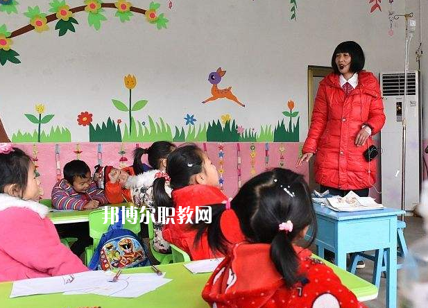 湖北2020年男生學(xué)什么幼師學(xué)校好