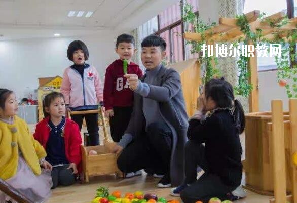 湖北2020年男生讀幼師學(xué)校學(xué)什么好