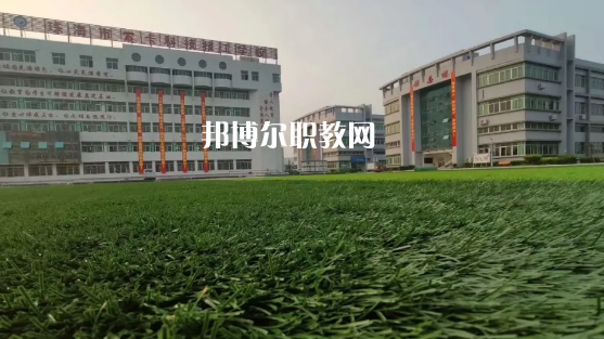 問：珠海索卡科技技工學(xué)校怎么樣、好不好?  答:珠海市索卡科技技工學(xué)校是經(jīng)珠海市人力資源和社會保障局批準(zhǔn)成立，廣東索卡集團(tuán)有限公司創(chuàng)辦的以培養(yǎng)中級技術(shù)人才為主的全日制中等技工學(xué)校。學(xué)校位于粵港澳大灣區(qū)的珠海市后花園高欄港經(jīng)濟(jì)區(qū)平沙鎮(zhèn)，是2020年珠海市西部地區(qū)僅有的一所中等職業(yè)學(xué)校。學(xué)校被列為廣東省足球協(xié)會(珠海)培訓(xùn)實(shí)驗(yàn)基地、珠海市新型技能人才培訓(xùn)基地，珠海市國防與公共安全體驗(yàn)基地。  珠海索卡科技技工學(xué)校就業(yè) 學(xué)校堅持校企合作的辦學(xué)思路，采取訂單式的人才培養(yǎng)模式，與省市足協(xié)和部分省內(nèi)外高等院校、眾多優(yōu)質(zhì)企業(yè)建立了校企合作關(guān)系，學(xué)生就業(yè)率保持在100%。索卡集團(tuán)以“體育+旅游”產(chǎn)業(yè)開發(fā)為核心，多元化經(jīng)營，業(yè)務(wù)覆蓋體育、游艇、教育、酒店、醫(yī)療、康復(fù)康養(yǎng)、產(chǎn)業(yè)科研、商業(yè)運(yùn)營、資本投資等領(lǐng)域，2019年正在珠海市平沙鎮(zhèn)投資建設(shè)“索卡國際足球小鎮(zhèn)”項(xiàng)目，計劃總投資60億元人民幣。  珠海索卡科技技工學(xué)校 學(xué)校規(guī)劃占地面積205畝，現(xiàn)有建筑面積約3萬平方米，環(huán)境優(yōu)美，交通便利，教學(xué)生活設(shè)施齊全，是一所獨(dú)具特色的技工學(xué)校。學(xué)校建有標(biāo)準(zhǔn)足球場、籃球場、排球場、羽毛球場、乒乓球場等活動場所。有教學(xué)樓、實(shí)訓(xùn)樓、學(xué)生公寓樓、學(xué)術(shù)報告廳、學(xué)生社團(tuán)活動中心等教育教學(xué)生活場所。  珠海索卡科技技工學(xué)校管理 學(xué)校管理科學(xué)規(guī)范，采取全封閉軍事化管理模式。學(xué)校有一支既能從事理論教學(xué)，又能指導(dǎo)實(shí)訓(xùn)的“雙師型”隊伍。學(xué)校堅持“以就業(yè)為導(dǎo)向、以服務(wù)為宗旨、以質(zhì)量求生存、以管理樹形象、以特色謀發(fā)展，達(dá)到學(xué)生、家長、用人單位滿意”的辦學(xué)理念，根據(jù)市場需求，對接企業(yè)建專業(yè)，對接崗位設(shè)課程，根據(jù)興趣選專業(yè)，與就業(yè)市場緊密對接。  我們的起點(diǎn)可能很低，但我們要有扭轉(zhuǎn)局面的能力，努力把自己的成績提升上去，很多的學(xué)校都是看重統(tǒng)招的分?jǐn)?shù)線的，只有把自己的學(xué)習(xí)提升上了了，你在考試中才能夠游刃有余，一次考試定乾坤，最后選擇有優(yōu)勢的學(xué)校。