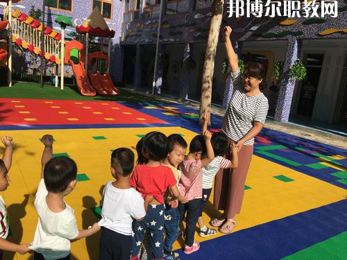 隨著我國(guó)人口基數(shù)的大幅上漲，我國(guó)幼兒園的數(shù)量呈現(xiàn)逐年遞增的趨勢(shì)，但符合現(xiàn)在教育標(biāo)準(zhǔn)的專(zhuān)業(yè)性幼兒教師卻少之又少，所以說(shuō)幼兒教師行業(yè)是現(xiàn)目前非常有發(fā)展前途的行業(yè)之一。近日就有不少同學(xué)咨詢(xún)小編關(guān)于成都女生讀幼師學(xué)校學(xué)什么專(zhuān)業(yè)好?女生若是想學(xué)幼師類(lèi)專(zhuān)業(yè)，可以選擇的專(zhuān)業(yè)方向是很多的，在這里就給大家介紹一下。  學(xué)前教育專(zhuān)業(yè)就業(yè)前景 在早期教育方面，0-3歲是人的一生中發(fā)展最重要的時(shí)期。一個(gè)人的學(xué)習(xí)能力的50%是在生命的頭4年中發(fā)展起來(lái)的，初生嬰兒的腦發(fā)育比15歲孩子快1000倍。很多思想和智力是在3歲前打下基礎(chǔ)的。0-3歲是嬰幼兒成長(zhǎng)的關(guān)鍵期：最初的身體素質(zhì)、智力發(fā)展、個(gè)性品質(zhì)的形成于發(fā)展都是從這里開(kāi)始的。越來(lái)越多的家長(zhǎng)開(kāi)始接受并重視早期教育，早期教育在我國(guó)經(jīng)過(guò)10余年的發(fā)展已經(jīng)形成相當(dāng)?shù)囊?guī)模，不僅是大城市，就算是三、四線城市也隨處可見(jiàn)大大小小的“親子園”“親子中心”“早教中心”等早教機(jī)構(gòu)，但專(zhuān)業(yè)的早期教育師資嚴(yán)重不足。  學(xué)前教育專(zhuān)業(yè)就業(yè)崗位 1、教師或兒童顧問(wèn);  2、兒童發(fā)展評(píng)估和指導(dǎo)人員、兒童教育和衛(wèi)生發(fā)展政策制定者、兒童教育咨詢(xún)專(zhuān)家——在有關(guān)政府機(jī)關(guān)、各大醫(yī)院的兒科門(mén)診工作;  3、兒童專(zhuān)欄節(jié)目采編人員——在報(bào)社、雜志社、電臺(tái)電視臺(tái)等媒體工作;  4、各類(lèi)兒童用品開(kāi)發(fā)的專(zhuān)業(yè)顧問(wèn)或市場(chǎng)調(diào)查和分析專(zhuān)業(yè)人士等。  幼師專(zhuān)業(yè)介紹 培養(yǎng)目標(biāo)：本專(zhuān)業(yè)培養(yǎng)熱愛(ài)幼兒教育事業(yè)，能適應(yīng)幼兒教育改革與發(fā)展的需要，關(guān)愛(ài)幼兒，有良好的師德、寬厚的科學(xué)文化知識(shí)和扎實(shí)的學(xué)前教育專(zhuān)業(yè)理論，具有過(guò)硬的專(zhuān)業(yè)技能、教育能力及教育研究的意識(shí)和能力，綜合素質(zhì)高，能在托幼機(jī)構(gòu)從事0-6歲保教、管理工作的幼兒教師。  核心課程：舞蹈，視唱，琴法，樂(lè)理，聲樂(lè)，美術(shù)，鍵盤(pán)和聲與伴奏，幼兒歌曲伴奏，玩教具制作，教師口語(yǔ)，教師禮儀，幼兒游戲與主持，幼兒教育學(xué)，兒童文學(xué)，幼兒衛(wèi)生與保健，幼兒心里學(xué)，幼師英語(yǔ)，珠心算等。  女生讀學(xué)前教育怎么樣 學(xué)前教育前景不錯(cuò)，對(duì)女孩來(lái)說(shuō)尤其是不錯(cuò)的選擇。特別是有品牌的幼兒園，十分吃香。  隨著我國(guó)幼教事業(yè)的迅速發(fā)展，對(duì)于幼兒教師和管理人員的需求驟增，幼師專(zhuān)業(yè)的畢業(yè)生供不應(yīng)求。盡管今年來(lái)全國(guó)各地一些院校增建了學(xué)前教育專(zhuān)業(yè)來(lái)培養(yǎng)幼兒教師，仍然不能滿足整個(gè)社會(huì)的需求。  國(guó)家中長(zhǎng)期教育改革和發(fā)展規(guī)劃綱要(2010-2020年)中指出，到2020年，普及學(xué)前一年教育，基本普及學(xué)前兩年教育，重視0至3歲嬰幼兒教育。大力發(fā)展公辦幼兒園，積極扶持民辦幼兒園。嚴(yán)格執(zhí)行幼兒教師資格標(biāo)準(zhǔn)，依法落實(shí)幼兒教師地位和待遇。  上面關(guān)于成都女生讀幼師學(xué)校學(xué)什么專(zhuān)業(yè)好，小編給大家介紹了。幼教專(zhuān)業(yè)現(xiàn)在已經(jīng)成為了當(dāng)代女生選擇的熱門(mén)的教育行業(yè)之一。因?yàn)橛讕熓呛⒆映砷L(zhǎng)關(guān)鍵的存在，越來(lái)越多的孩子需要受到教育，幼兒教師在今后的道路是很寬廣的。對(duì)于女生來(lái)說(shuō)，幼師專(zhuān)業(yè)還是不錯(cuò)的，因?yàn)閷?lái)從事工作上會(huì)有許多優(yōu)勢(shì)，比較好就業(yè)。
