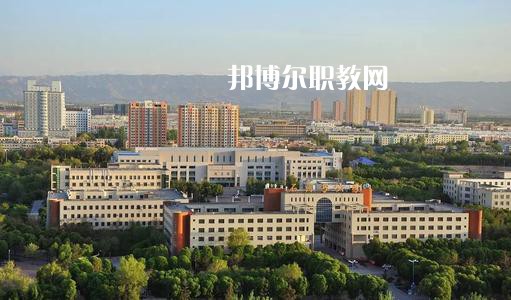 新疆石河子衛(wèi)生學(xué)校2021年有哪些專業(yè)?我們知道同學(xué)們?cè)谶x擇專業(yè)的時(shí)候?qū)嶋H上專業(yè)比學(xué)校更重要，對(duì)于同學(xué)們來(lái)說(shuō)在選擇專業(yè)的時(shí)候是需要慎重的。  新疆石河子衛(wèi)生學(xué)校專業(yè)設(shè)置 學(xué)校設(shè)有：護(hù)理學(xué)、藥劑學(xué)、檢驗(yàn)學(xué)三大專業(yè)。其中護(hù)理學(xué)：有中專和大專兩種，大專為石河子大學(xué)在該校委培專業(yè)，頒發(fā)石河子大學(xué)的畢業(yè)證書。  新疆石河子衛(wèi)生學(xué)校學(xué)校優(yōu)勢(shì) 學(xué)校地址位于石河子市中心位置，旁邊為石河子市人民醫(yī)院(農(nóng)八師石河子市人民醫(yī)院)也是石河子的120急救中心。步行至石河子市游憩廣場(chǎng)只需要10分鐘，學(xué)校地理位置屬于石河子市市中心。交通發(fā)達(dá)。  學(xué)習(xí)優(yōu)勢(shì)：每門課程都有專業(yè)的老師帶教，在每個(gè)假期，都將組織學(xué)生參與臨床見習(xí)，增加學(xué)生的臨床經(jīng)驗(yàn)。  其他優(yōu)勢(shì)：每一位在校生，都可以申請(qǐng)國(guó)家貧困助學(xué)金，國(guó)家撥款，每人每年1500元，均發(fā)至學(xué)生手上，解決了學(xué)生的基本溫飽問題，為貧困學(xué)生創(chuàng)造了學(xué)習(xí)條件。  另：南疆三地州學(xué)生、農(nóng)村籍學(xué)生、貧困生(非城市、城鎮(zhèn)戶口)可以申請(qǐng)減免學(xué)費(fèi)，每人每年減免2000元，即只需繳納400元，即可上學(xué)，完成貧困學(xué)生學(xué)習(xí)的心愿。學(xué)生可以使用半價(jià)火車票往返，每年4次。  新疆石河子衛(wèi)生學(xué)校學(xué)校榮譽(yù) 學(xué)校以治校嚴(yán)謹(jǐn)，講求質(zhì)量，辦學(xué)成績(jī)斐然而著稱。多年來(lái)被石河子市評(píng)為“精神文明先進(jìn)單位”、“民族團(tuán)結(jié)先進(jìn)單位”、“衛(wèi)生綠化先進(jìn)單位”、“綜合治理先進(jìn)單位”、“招生先進(jìn)集體”，“德育教育先進(jìn)學(xué)校”。 2000年通過兵團(tuán)《中等醫(yī)學(xué)主要專業(yè)設(shè)置》評(píng)估;2003年通過兵團(tuán)《中等職業(yè)學(xué)校合格評(píng)估》;2002年被國(guó)家教育部首批確定為“全國(guó)護(hù)理專業(yè)示范點(diǎn)學(xué)校”;2003年教育部評(píng)估為“全國(guó)重點(diǎn)中等職業(yè)學(xué)校”;2004年教育部確定為全國(guó)“護(hù)理專業(yè)領(lǐng)域技能型人才培養(yǎng)培訓(xùn)基地”，同時(shí)，被國(guó)家教育部列為“全國(guó)衛(wèi)生職業(yè)教學(xué)模式研究課題組學(xué)校”、“面向二十一世紀(jì)全國(guó)衛(wèi)生職業(yè)學(xué)校系列教改教材編輯委員會(huì)”學(xué)校. 2005年4月，參加“全國(guó)護(hù)理教學(xué)改革成果展示賽”榮獲團(tuán)體“二等獎(jiǎng)”和“組織獎(jiǎng)”。2005年12月被教育教育部評(píng)為“全國(guó)護(hù)理教學(xué)改革先進(jìn)學(xué)校”。  小編為同學(xué)們整理好了學(xué)校的招生專業(yè)，同學(xué)們可以仔細(xì)的看看，對(duì)于同學(xué)們自己來(lái)說(shuō)選擇一個(gè)適合自己的專業(yè)是非常重要的事情的哦，這樣才能保證后期的就業(yè)的哦。