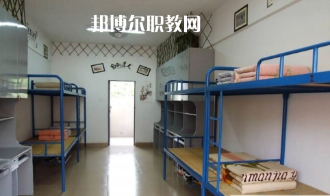 貴定縣技工學(xué)校報(bào)名條件、招生要求、招生對(duì)象是什么要求呢?每一個(gè)學(xué)校在招收學(xué)生的時(shí)候都是會(huì)有自己的要求的，同學(xué)們?cè)谡覍W(xué)校的時(shí)候也特別的擔(dān)心自己能不能符合到學(xué)校，小編就遇到很多這樣的學(xué)生來問，為了幫助同學(xué)們了解，小編就來整理一下學(xué)校這方面的要求。  貴定縣技工學(xué)校招生對(duì)象和條件 具有本縣戶籍井且參加當(dāng)年中招考試，品德合格、身體健康，自愿報(bào)名的應(yīng)屆初中畢業(yè)生     貴定縣技工學(xué)校錄取方式 根據(jù)當(dāng)年高中錄取分?jǐn)?shù)線下浮50分以內(nèi)，錄滿名額為止。  貴定縣技工學(xué)校就讀形式 第一學(xué)年在貴定職校就讀，開設(shè)普通高中一年級(jí)課程，適當(dāng)增加職業(yè)技能基礎(chǔ)課。一年后通過參加由貴定一中統(tǒng)一組織的選拔考試，按比例分流到貴定一中就讀。也可根據(jù)自己的意向選擇我校專業(yè)就讀，走技能成才之路，通過備考后報(bào)讀高職院校。  貴定縣技工學(xué)校校企合作 為貫徹落實(shí)好國(guó)家關(guān)于加強(qiáng)東西部扶貧協(xié)作的要求，進(jìn)一步加強(qiáng)職業(yè)教育東西協(xié)作，發(fā)揮職業(yè)教育助推脫貧攻堅(jiān)的重要作用。5月7日，副縣長(zhǎng)荊茂團(tuán)、政府辦副主任韋凱倫、扶貧辦副主任蔡健一行，來到貴定職校開展關(guān)于廣州市南沙區(qū)“美的集團(tuán)”專項(xiàng)結(jié)對(duì)幫扶調(diào)研會(huì)議，貴定縣人力資源和社會(huì)保障局副局長(zhǎng)、黨組副書記、貴定職校校長(zhǎng)周傳德同志、副校長(zhǎng)羅連慧等參加了會(huì)議。  會(huì)上，荊茂團(tuán)副縣長(zhǎng)首先指出：要貫徹好國(guó)家“東西協(xié)作”的要求，落實(shí)好東部地區(qū)幫助西部地區(qū)盡快實(shí)現(xiàn)全面脫貧的工作，他強(qiáng)調(diào)，在職業(yè)教育上解決學(xué)生就業(yè)問題是關(guān)鍵。他還向貴定職校校長(zhǎng)周傳德同志提出希望：希望貴定職校能輸送專業(yè)性強(qiáng)的學(xué)生到廣州市南沙區(qū)“美的集團(tuán)”工作，解決學(xué)生就業(yè)難的問題。隨后，周校長(zhǎng)向荊副縣長(zhǎng)匯報(bào)了我校當(dāng)前面臨的**困難是缺乏專業(yè)教師和教學(xué)設(shè)施設(shè)備，希望廣州方面能夠給予幫助。  荊副縣長(zhǎng)立即表示：廣州市南沙區(qū)“美的集團(tuán)”會(huì)派相關(guān)的專業(yè)人員到貴定職校進(jìn)行培訓(xùn)和指導(dǎo)，并希望我校派出相關(guān)專業(yè)教師到美的集團(tuán)進(jìn)行交流學(xué)習(xí)，目的是加快校企合作的廣度與深度，促進(jìn)教學(xué)、師資隊(duì)伍質(zhì)量的全面提升，提高就業(yè)簽約率與對(duì)口率;如果我校與“美的集團(tuán)”確定校企合作關(guān)系后，“美的集團(tuán)”將會(huì)給學(xué)校提供相關(guān)的專業(yè)設(shè)施設(shè)備，開展師資能力培訓(xùn)等，以提高專業(yè)的教育教學(xué)質(zhì)量，真正實(shí)現(xiàn)“一人就業(yè)、全家脫貧”。  小編為同學(xué)們整理了關(guān)于學(xué)校的招生條件這些，實(shí)際上正常畢業(yè)的同學(xué)基本都是可以就讀的，只是在學(xué)習(xí)專業(yè)的時(shí)候同學(xué)們需要慎重一點(diǎn)，有的專業(yè)是有專業(yè)要求的，那個(gè)就必須符合，因?yàn)殛P(guān)系到今后的就業(yè)的情況的，小編建議同學(xué)們?nèi)绻_實(shí)是要就讀職校的話都要提前一點(diǎn)選擇好。