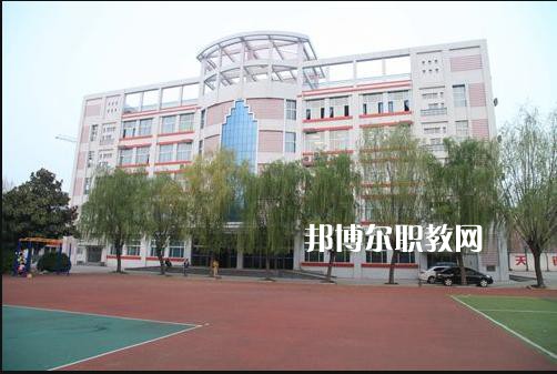 重慶輕工業(yè)技工學校2022年學費、收費多少 