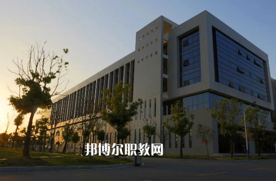 安徽阜陽技師學(xué)院2022年報(bào)名條件、招生要求、招生對象