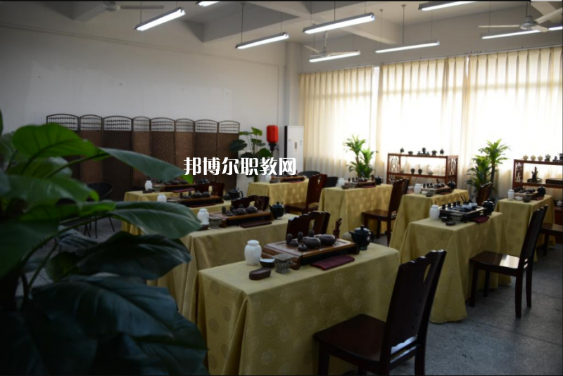重慶工藝美術(shù)學(xué)校2022年學(xué)費(fèi)、收費(fèi)多少