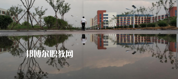 青島西大技工學(xué)校地址在哪里，哪個地區(qū)，哪個城市?