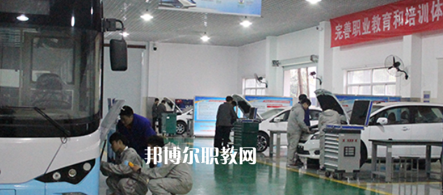 南京市公用事業(yè)技工學(xué)校地址在哪里，哪個地區(qū)，哪個城市?