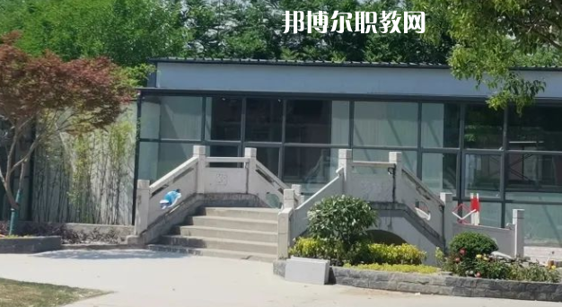 泰州市姜堰區(qū)江淮職業(yè)高級中學(xué)地址在哪里，哪個地區(qū)，哪個城市?