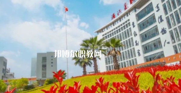 浦江縣職業(yè)技術(shù)學(xué)校招生計(jì)劃人數(shù)根據(jù)專業(yè)不同，計(jì)劃也是不同的，例如：幼兒保育招生40人，學(xué)前教育招生57人，普職融通招生150人，工藝美術(shù)招生150人，淘寶美工招生40人，等等，邦博爾小編為大家整理了浦江縣職業(yè)技術(shù)學(xué)校招生計(jì)劃人數(shù)詳細(xì)內(nèi)容，信息僅供參考，如有變動，以學(xué)校官方最新消息為準(zhǔn)。  一、浦江縣職業(yè)技術(shù)學(xué)校招生計(jì)劃一覽表 二、浦江縣職業(yè)技術(shù)學(xué)校招生情況 1、浦江縣職業(yè)技術(shù)學(xué)校招生條件、要求  遵紀(jì)守法、熱愛勞動、文明禮貌、樸實(shí)誠信;  無疾病、無傳染病、無慢性病史、無犯罪史、無嚴(yán)重違紀(jì)史;  身體健康，學(xué)生品行端正。  2、浦江縣職業(yè)技術(shù)學(xué)校招生對象  招收應(yīng)屆、歷屆初中畢業(yè)及以上文化程度的學(xué)生  三、浦江縣職業(yè)技術(shù)學(xué)校簡介 學(xué)校有全國職教名師、省特級教師、大師名家、省市教壇新秀、省技術(shù)能手、市學(xué)科帶頭人40多人。智慧校園管理系統(tǒng)、體育館、圖書館、電子閱覽室、校內(nèi)外實(shí)訓(xùn)基地等，教學(xué)設(shè)施一應(yīng)俱全。  學(xué)校設(shè)有浦江縣職業(yè)技能培訓(xùn)中心和職業(yè)技能鑒定中心。  四、浦江縣職業(yè)技術(shù)學(xué)校口碑 校友評價(jià)：浦江縣職業(yè)技術(shù)學(xué)校辦學(xué)特色鮮明，教學(xué)設(shè)施一應(yīng)俱全，為本地經(jīng)濟(jì)建設(shè)和社會發(fā)展培養(yǎng)高技能人才。  校友評價(jià)：浦江縣職業(yè)技術(shù)學(xué)校教學(xué)設(shè)備比較齊全，老師工作認(rèn)真，領(lǐng)導(dǎo)班子心齊。