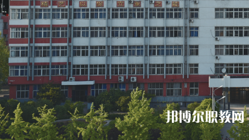 開灤技師學院招生計劃?每年學校在招生季節(jié)都會公布自己的招生計劃，那么學生們在對學校所進行選擇的時候，是可以具體看看一所學校的招生計劃，然后再看看學校所公布的招生要求是否是自己可以滿足的，從而決定對學校的報讀。  一、開灤技師學院招生計劃一覽表 二、開灤技師學院招生情況 1、開灤技師學院招生條件、要求  身高:1.55米以上。  體重:不低于50公斤，高限不超過標準體重的50%。  視力:裸眼視力左右均在4.7(含47)以上，砂眼左右無第二期三個“十”者，無色弱、色盲者。  耳病:無化膿性中耳炎者。  聽力:左右兩側均大于80%(包括80%分貝)。  鼻病:無萎縮性鼻炎及較重肥大性鼻炎者。  血壓:90mmHg<收縮壓<140mmHg、60mmHg<舒張壓<90mmHg  心臟:二級收縮期雜音以下和心率在90次/分以下者。  肺臟:無慢性支氣管炎 支氣管哮喘、肺結核、結核性胸膜炎等呼吸系統(tǒng)慢性病。  腹部無任何腫物和肝、脾不腫大者(肝大一公分以內功能正常者除外)。  對紋身者,面部、頸部紋身直徑不超過2cm，著短裝身體其他裸露部位直徑不超過3cm。面部、頸部紋身直徑超過2cm或其他部位超過3cm的，不合格;如本人能夠積極處理，可視為合格。  輔助檢查、胸透、化驗正常者。  其他:無殘疾、無駝背、無畸形、無較重之扁平足或拇指外翻 無腿部或精索靜脈曲張者,無難治或面積較大之皮膚疾病,無痔或漏者，無疝氣者，無多發(fā)性淋巴腺腫大者，無較重慢性病者，無不適合招錄崗位所要求的身體條件者。  2、開灤技師學院招生對象  中考生和往屆生，  三、開灤技師學院簡介 學校服務河北省能源、裝備制造等傳統(tǒng)產(chǎn)業(yè)升級，服務京津冀產(chǎn)業(yè)智慧化水平提升的發(fā)展需求，瞄準河北省新興產(chǎn)業(yè)、現(xiàn)代服務業(yè)創(chuàng)新發(fā)展戰(zhàn)略，對接能源(煤炭)，裝備制造、現(xiàn)代服務業(yè)等產(chǎn)業(yè)設置專業(yè)，開設電氣自動化設備安裝與維修、煤礦技術、電子商務、計算機網(wǎng)絡技術等專業(yè)16個。  2020年突出發(fā)展現(xiàn)代服務業(yè)的要求，增設《幼兒教育》專業(yè)。經(jīng)過幾年發(fā)展，逐步形成“裝備制造業(yè)與現(xiàn)代服務業(yè)共同主導、傳統(tǒng)產(chǎn)業(yè)與新興產(chǎn)業(yè)雙輪驅動的發(fā)展格局”相適應的專業(yè)布局。  四、開灤技師學院口碑 校友評價：開灤技師學院地理位置優(yōu)越，交通十分方便。  校友評價：開灤技師學院畢業(yè)生就業(yè)前景光明。