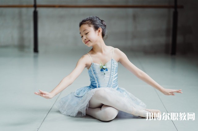 貴州哪里的技工學(xué)校能讀高鐵乘務(wù)專(zhuān)業(yè)