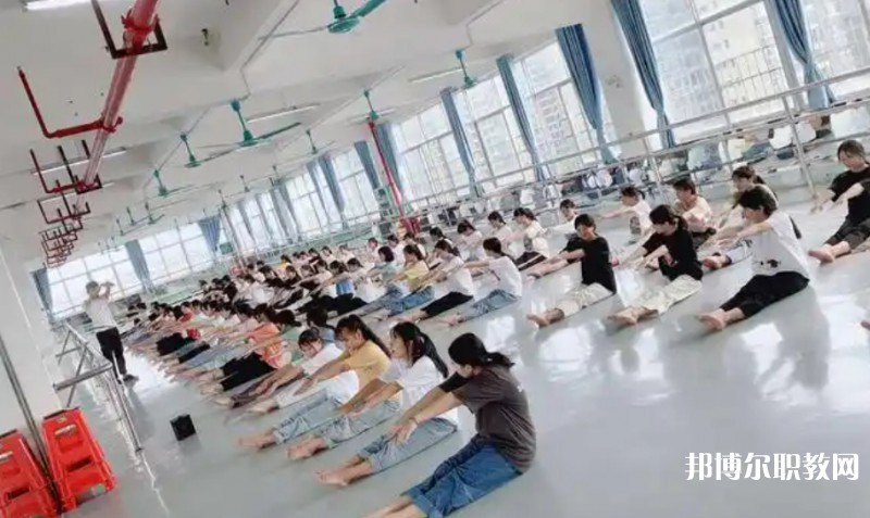 2025南寧商貿(mào)學(xué)校招生計(jì)劃 招生人數(shù)是多少(附要求、條件、對象)