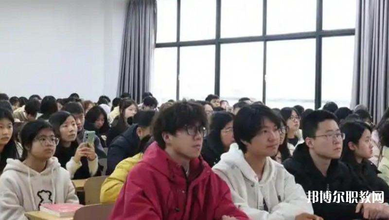 湖北2025年女生學鐵路學校好嗎