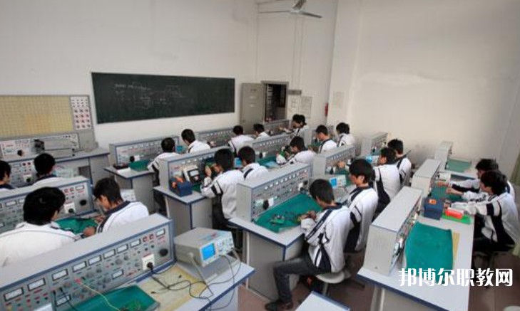 四川2025年女生讀電工學校學什么好